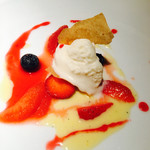 レオーネ - ホワイトチョコレートのムース。
      デザートまでどうも何かが違うんだなぁ…美味しいんだなぁ⭐︎