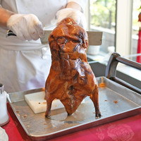 全聚徳 新宿店 - 北京ダックに焼き文字のサービス
