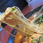 京城苑 小田原店 - カルビラーメンの麺