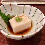 御料理 辰むら - お通し1：鯛の白子の胡麻豆腐風。これだけでもかなり濃厚で脳が震えます。