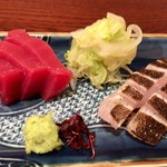 御料理 辰むら - お造りを2種おまかせで盛り合わせていただきました。添えられた春キャベツと新玉ねぎが非常に甘く透き通った味わいで抜かりないです。