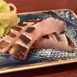 御料理 辰むら - 油目のお造り。アイナメのことを関西では油目と呼ぶそうですね。こちらは成魚のアイナメの皮目に包丁を入れて皮を炙って供されます。非常に弾力があって塩といただくと旨みと脂をしっかり感じられていいですね。