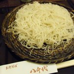 八千代 - 色白の蕎麦に魅せられて近付きます…