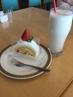 国立がん研究センター カフェテリア サンデー - ロールケーキとバナナジュース