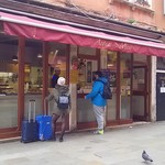 Asqua a Mais - 持ち帰り窓口。右側のドアがイートインコーナー