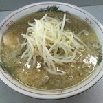 ラーメン - 普通盛・マシなし(700円)こちらでは注文時にマシを訊かれるが、この日は着丼時にも訊かれた。腹減って見えたかな(w