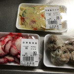 小林肉店 - 紅い焼き豚（手前左）と焼売（手前右）とポテトサラダ（奥）