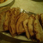 ボンベイクラブ - ブレッド　バスケット（左からスイーツナン、パラタ、ナン）