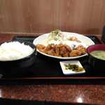ごはん処 あいさい - チキン南蛮定食 金曜日は490円　かなりの量が載っています。
