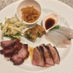 クロモリ - 前菜
      クラゲの冷菜
      齋藤豚の叉焼
      野菜の湯葉巻き
      野田鴨の焼き物
      活アイナメの昆布〆 椒麻ソース
      白魚の椒塩炒め