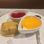 クロモリ - 杏仁豆腐 宮古島マンゴーソース
      オーギョーチー 宇和島 サンギネロ種ブラッドオレンジ
      月餅