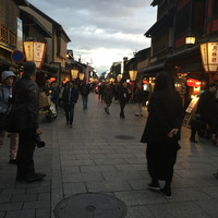 京都祇園 天ぷら八坂圓堂 - ライトアップされた花見小路通。