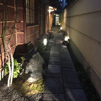 京都祇園 天ぷら八坂圓堂 - 正面入り口横の趣のある通路。