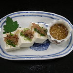 湯葉ととうふ懐石 花利久 - 塩豆腐、こちらは納豆ソースです。