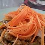 「ナスとひき肉のカレー (700円)」のたっぷりニンジンサラダ