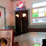 インドラ - 奥のほうのテーブル席の様子