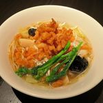 廣東料理 民生 - 桜えびたっぷり、春キャベツと春筍入り汁そば　１１８０円　
      