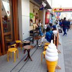 今井総本家　栗子茶屋 - 大津通の歩道沿いにイートインスペースがある。