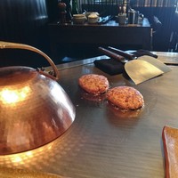 ステーキハウス ミディアムレア - 1組ずつに鉄板があります