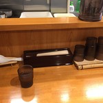 らーめん一宇 - カウンター席(水はセルフ)