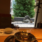 Sugimoto - 個室テーブル席、窓が大きく開放的な空間です。