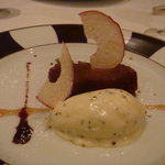 ル・ヴァンテール - 林檎のタルタルトリュフアイス添え