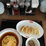 餃子の王将 - 天津飯セット 鶏の唐揚げはまだできない。