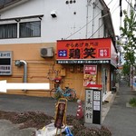 喫茶 美術館 - 表通りの看板から通路を奥に進むと…
