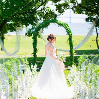 海と緑に包まれたレストランでラグジュアリーなパーティーを