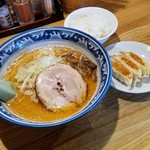 麺や樽座 - 「味噌セット (850円)」 海老味噌ラーメン・餃子３個・ライスのセット