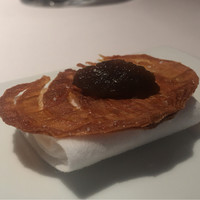 ヴァリノール - 湿気りなくカリッと仕上がった香ばしいチュイル。上のペーストは甘苦く、トマトはほぼ感じない程度。