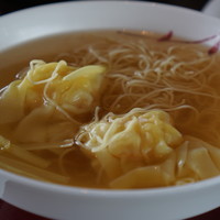 広東料理 センス - 海老ワンタン入り 香港細麺のスープヌードル