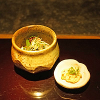 大どころ - お通し　鰆の卵の南蛮漬け と 菜の花、春キャベツ、メカブ、水烏賊のゲソ 等々の和え物