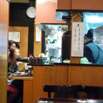 西麻布 三河屋 - 奥のテーブルから厨房側を・・・