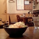 チャモロ - サラダ越しの店内。いい雰囲気です。