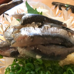 Ajino Mise Nodaya - 背黒イワシを生姜醤油で頂きました。
                        酒は臥竜梅、イワシの小骨の舌触りを愉しみながら…