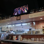 インド料理夢タージマハール吉祥寺 - 店内のモニターには、インド映画