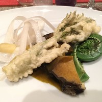 モノリス - 蒸し煮にしたエゾ鮑、肝とマディラのソース