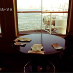 シンフォニー東京湾クルーズ - ラウンジの席