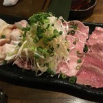 Motsuyaki Butaichi - 豚刺し盛合せ