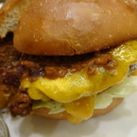 burger house UZU - 松島店長自慢のピリ辛チリビーンズチーズバーガー