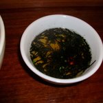 ソバー サクマ - チャーハンのスープはうどんの出汁に海苔を入れてラー油をチョロリ