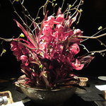 バル リフレイン - でかいテーブルの飾り花