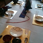 Shouyukyafe - ディスプレイされていたテーブル。センターには季節柄ちまきが。こどもの日のお祝いのテーブルのようです。