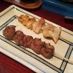 やきとりの天元 - 「なんこつ串 (180円)」「すなぎも串 (140円)」