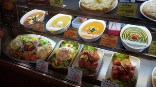 スバカマナ・デリ - どれも美味しそうで充実しています