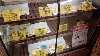 スバカマナ・デリ - ショーケースに並んでいるナンだけで10種類あった