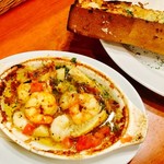 イタリアン酒場ナチュラ - 3種の海老と筍のアヒージョ バジル風味
      ガーリックトースト