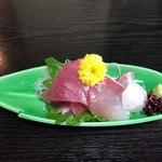 なまずや - ランチセットだと、360円でお刺身を付けられます
      マグロ、ハマチ、いかが2切れずつです