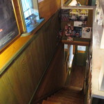 Honeybee Cafe - 二階へ通じる細い階段